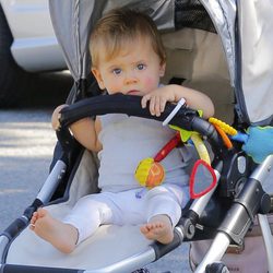 India Rose Hemsworth paseando en carricoche