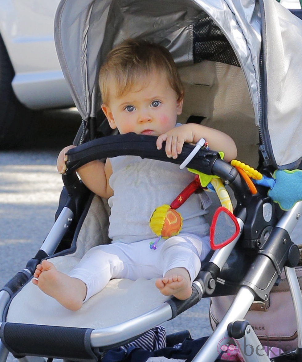 India Rose Hemsworth paseando en carricoche