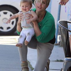 Elsa Pataky sujeta a una llorosa India Rose Hemsworth