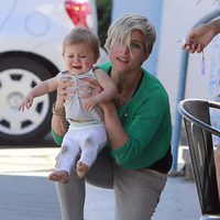 Elsa Pataky sujeta a una llorosa India Rose Hemsworth