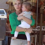 Elsa Pataky consuela a India Rose Hemsworth mientras llora