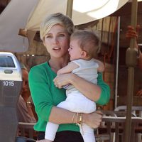 Elsa Pataky consuela a India Rose Hemsworth mientras llora