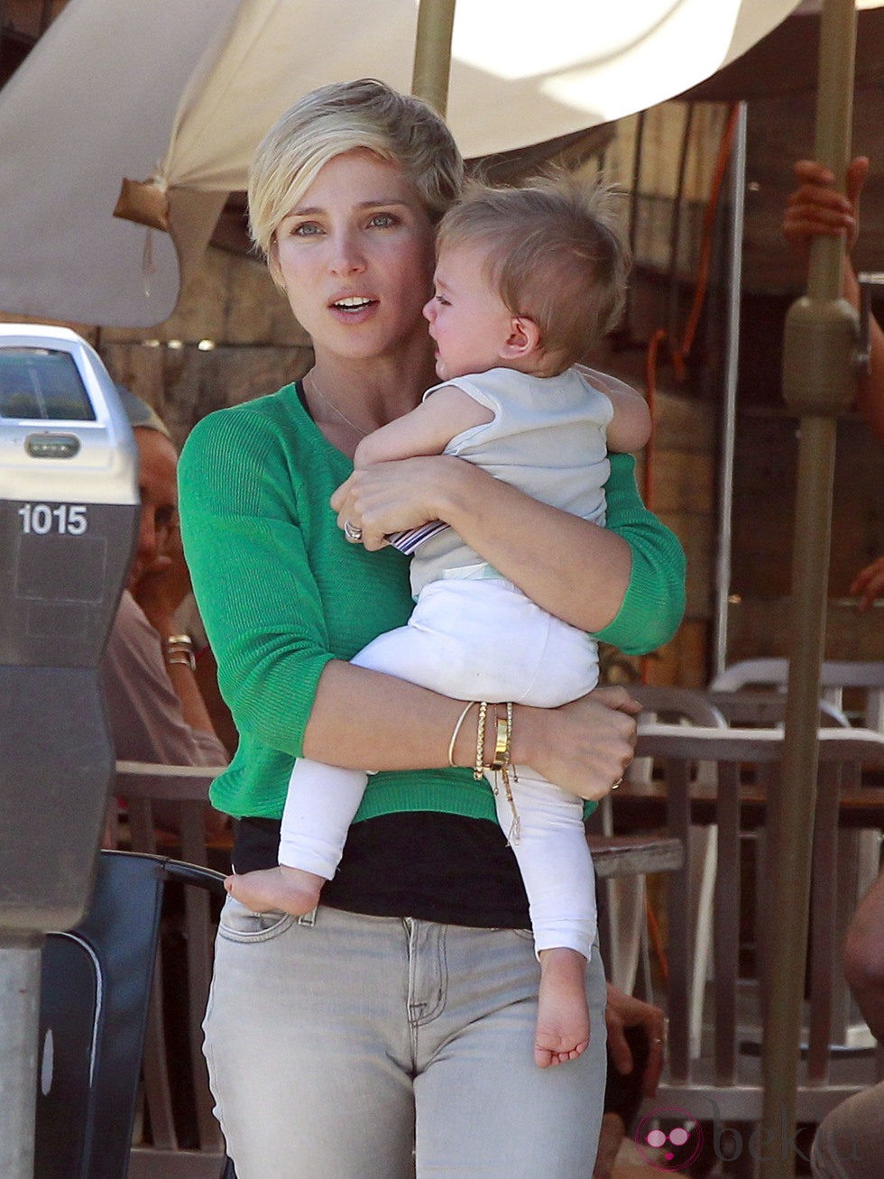 Elsa Pataky consuela a India Rose Hemsworth mientras llora