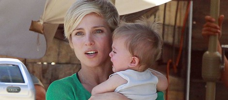 Elsa Pataky consuela a India Rose Hemsworth mientras llora