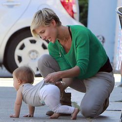 Elsa Pataky vigila el gateo de India Rose Hemsworth