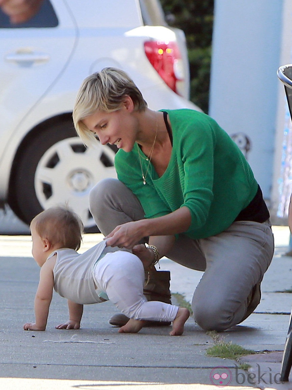 Elsa Pataky vigila el gateo de India Rose Hemsworth