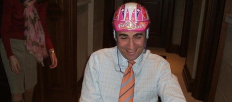 El Príncipe Felipe en triciclo con un casco de 'funny girl'