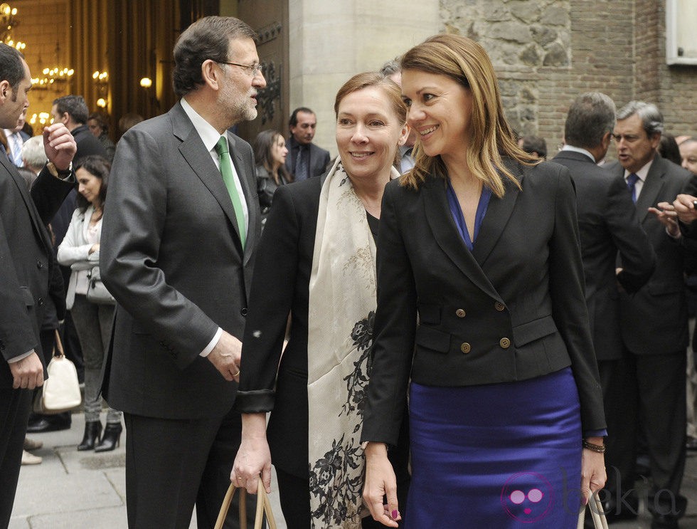 Elvira Fernández y María Dolores de Cospedal en el funeral de Mercedes de la Merced