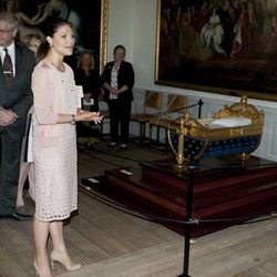 Victoria de Suecia inaugura una exposición sobre el bautizo de la Princesa Estela