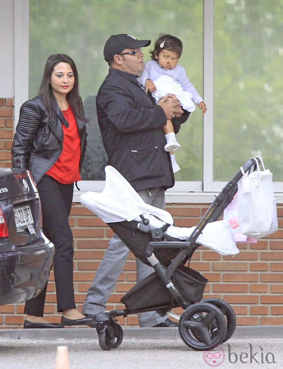 Eduardo Cruz, su mujer y su hija visitan a Mónica Cruz y a su hija en la clínica Ruber