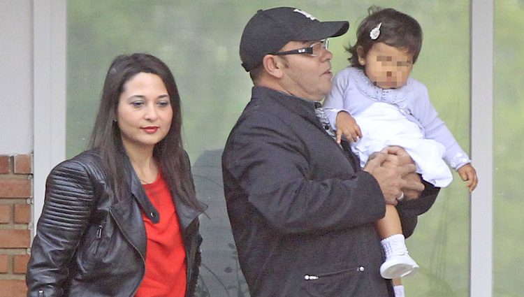 Eduardo Cruz, su mujer y su hija visitan a Mónica Cruz y a su hija en la clínica Ruber