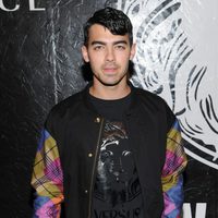 Joe Jonas en la presentación de una colección cápsula de Versace Versus