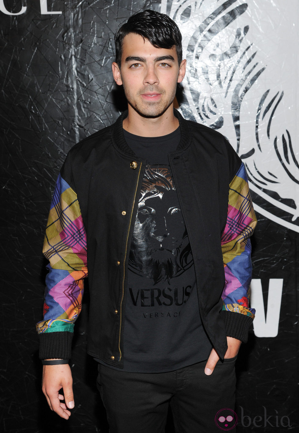 Joe Jonas en la presentación de una colección cápsula de Versace Versus