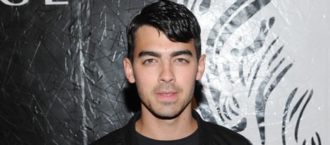 Joe Jonas en la presentación de una colección cápsula de Versace Versus