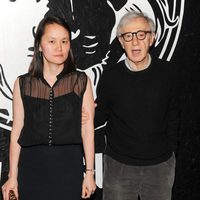 Woody Allen y Soon-Yi Previn en la presentación de una colección cápsula de Versace Versus