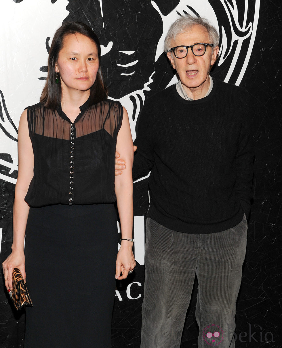 Woody Allen y Soon-Yi Previn en la presentación de una colección cápsula de Versace Versus