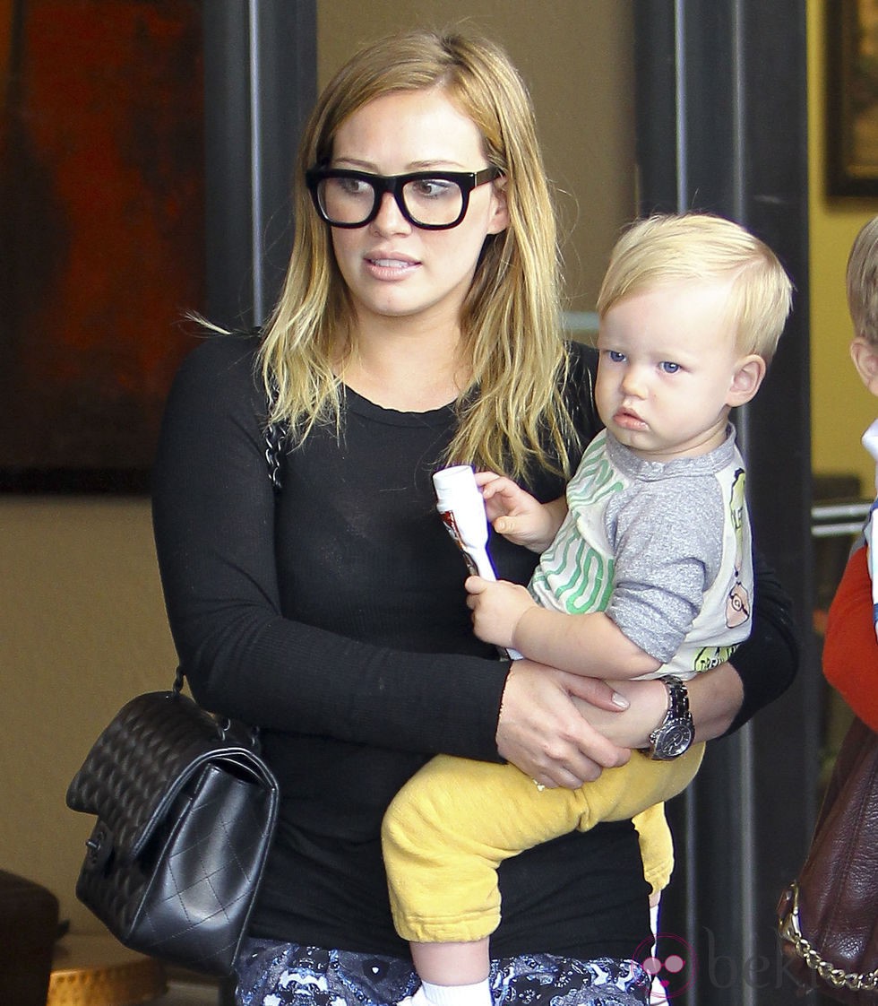 Hillary Duff llevando en brazos a su hijo Luca