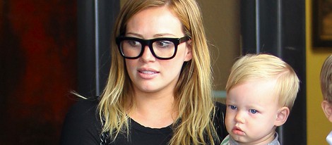 Hillary Duff llevando en brazos a su hijo Luca