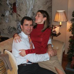 Los Príncipes Felipe y Letizia abrazados en la navidad de 2004