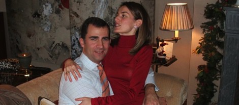 Los Príncipes Felipe y Letizia abrazados en la navidad de 2004