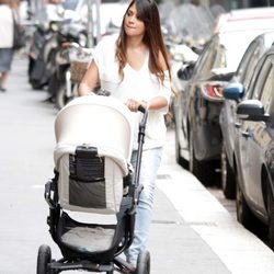 Antonella Roccuzzo paseando con su hijo Thiago Messi por Milán