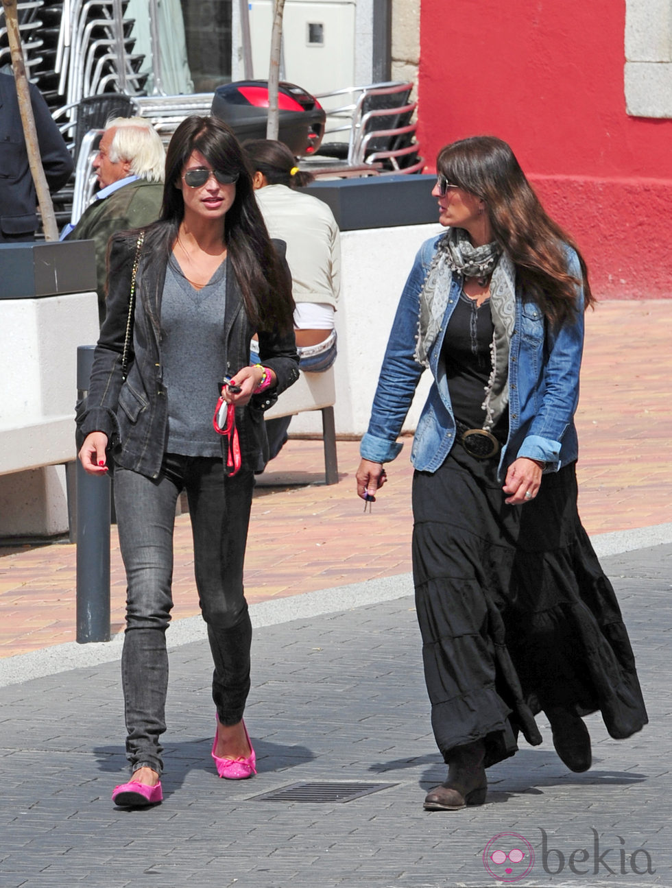 Sonia Ferrer con una amiga por Madrid