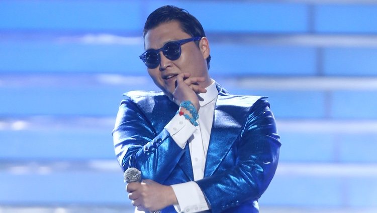 Psy cantando 'Gentleman' en la final de 'American Idol'