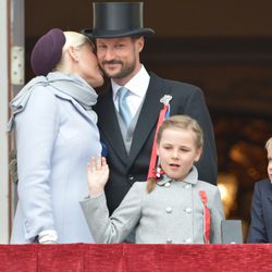 La Princesa Mette-Marit besa al Príncipe Haakon en el Día Nacional de Noruega 2013