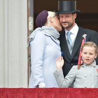 La Princesa Mette-Marit besa al Príncipe Haakon en el Día Nacional de Noruega 2013