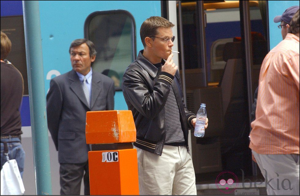 Matt Damon fumando durante el rodaje de 'Oceans 12'