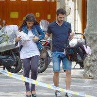 Cesc Fàbregas y Daniella Semaan con su hija Lia por las calles de Barcelona