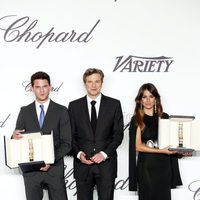 Jeremy Irvine, Colin Firth y Blanca Suárez en la entrega del Trofeo Chopard en Cannes 2013