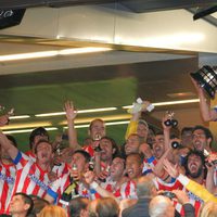 El capitán del Atlético de Madrid levanta la Copa del Rey 2013