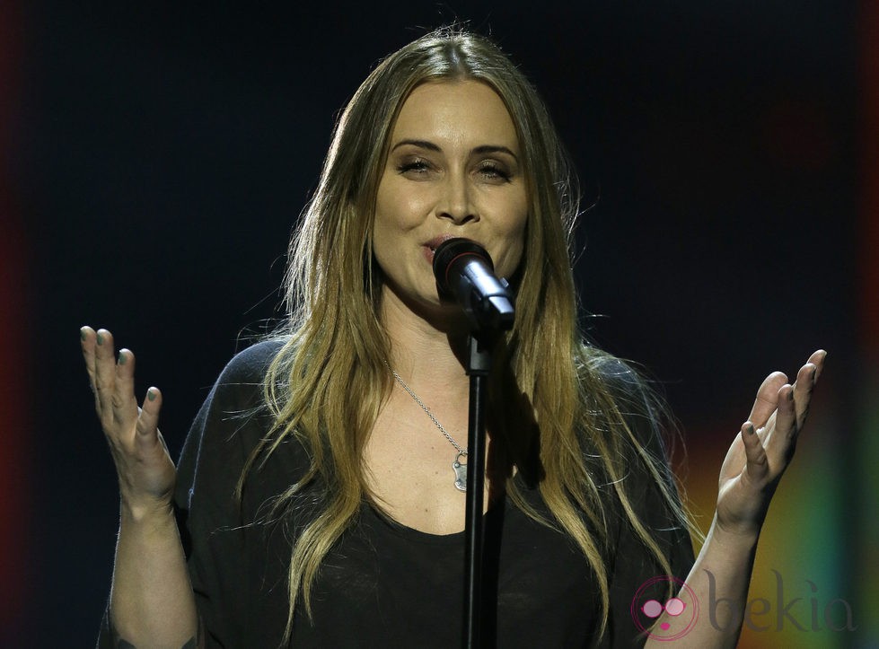 Anouk durante su actuación en el Festival de Eurovisión 2013