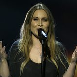 Anouk durante su actuación en el Festival de Eurovisión 2013