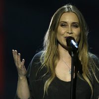 Anouk durante su actuación en el Festival de Eurovisión 2013