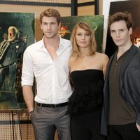 Liam Hemsworth, jennifer Lawrence y Sam Claflin en la presentación de 'Los Juegos del Hambre: En llamas' en Cannes 2013