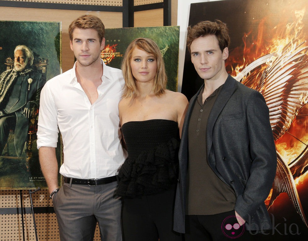 Liam Hemsworth, jennifer Lawrence y Sam Claflin en la presentación de 'Los Juegos del Hambre: En llamas' en Cannes 2013