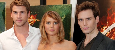 Liam Hemsworth, jennifer Lawrence y Sam Claflin en la presentación de 'Los Juegos del Hambre: En llamas' en Cannes 2013