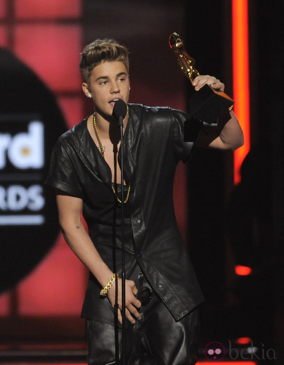 Justin Bieber recogiendo uno de sus Billboard Music Awards 2013