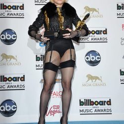 Madonna posando con sus Billboard Music Awards 2013