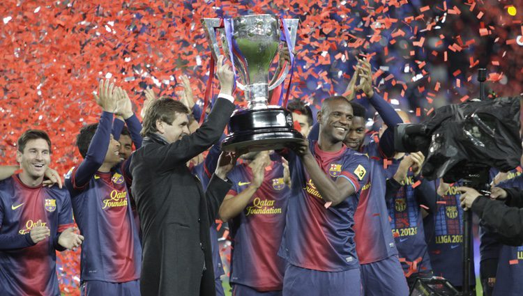 Tito Vilanova y Eric Abidal levantan la copa que acredita al Barça como campón de Liga 2013