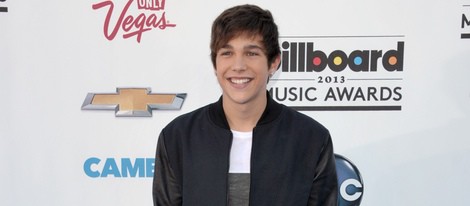 Austin Mahone en la alfombra roja de los Billboard Music Awards 2013