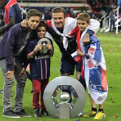 David Beckham posando con sus hijos Brooklyn, Romeo y Cruz el día de su retirada