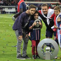 David Beckham posando con sus hijos Brooklyn, Romeo y Cruz el día de su retirada