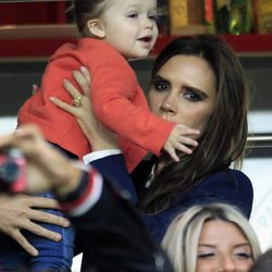 Victoria Beckham y Harper Seven animando a David el día de su retirada