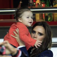 Victoria Beckham y Harper Seven animando a David el día de su retirada