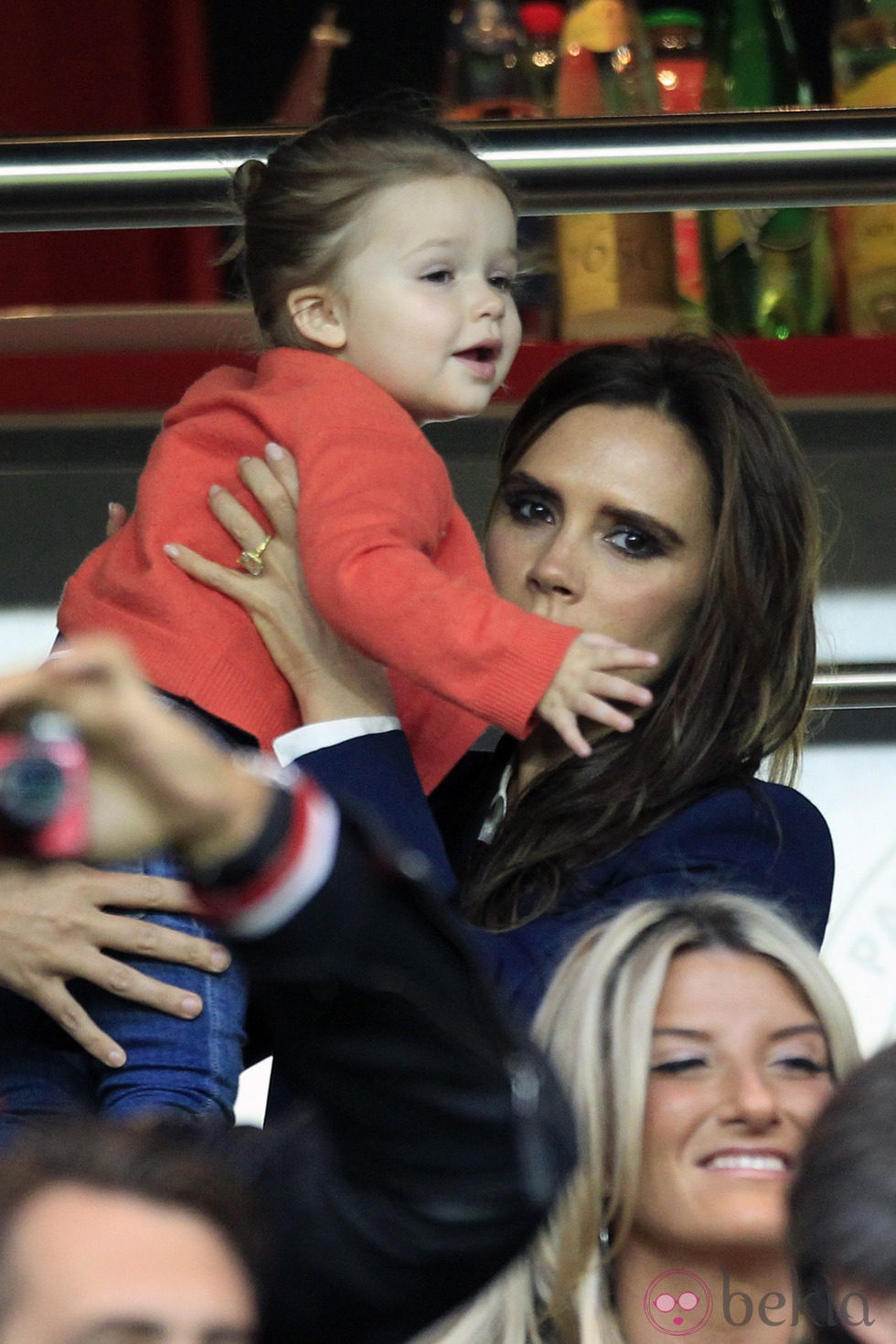 Victoria Beckham y Harper Seven animando a David el día de su retirada