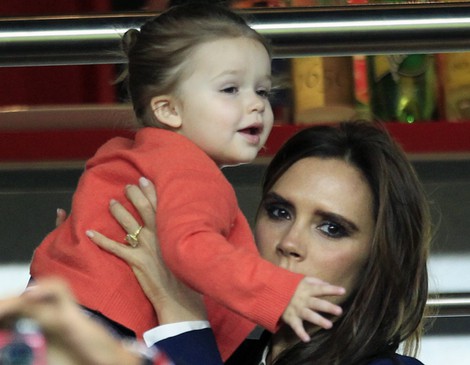 Victoria Beckham y Harper Seven animando a David el día de su retirada