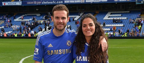 Juan Mata celebra con su novia Lorena la victoria del Chelsea en la Europa League